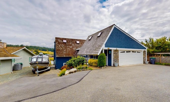 Oak Harbor House | Explore Prime Cove Quarters: Family-Friendly 4-Star Haven