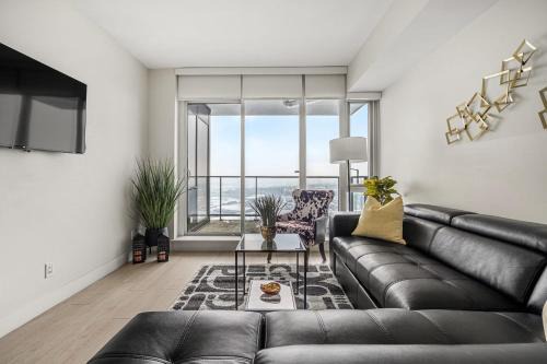 Victoria Park House | Prime Downtown High Rise with Pool & Free Parking