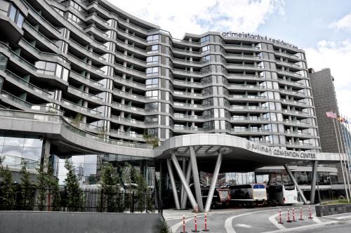 Bahcelievler Apartment | Discover Prime Istanbul Residences with Ocean View & Pool