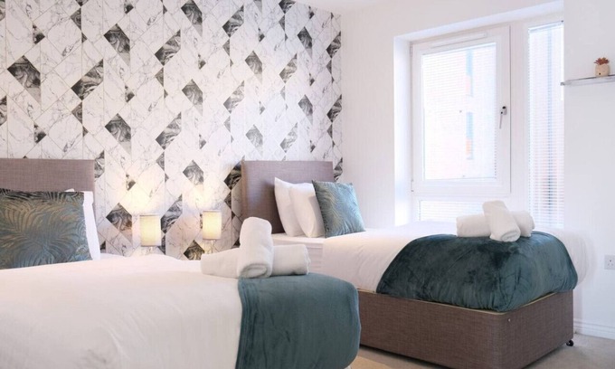 Milton Keynes House | Ideal 4 Bedroom Home with Spa & Pet-Friendly Amenities