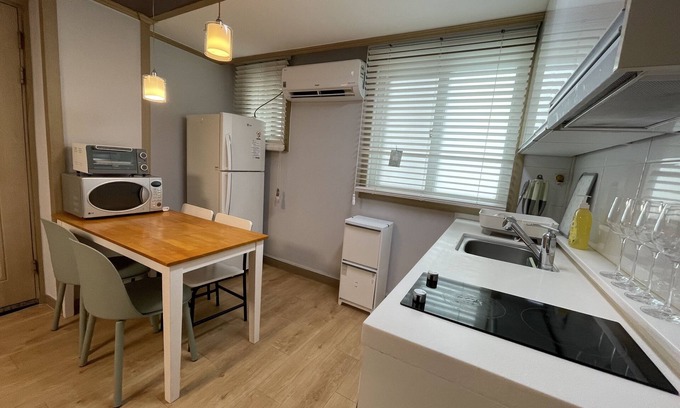 Yeoksam Apartment | Central Comfort: 2BDR Apartment in Trendy Gangnam