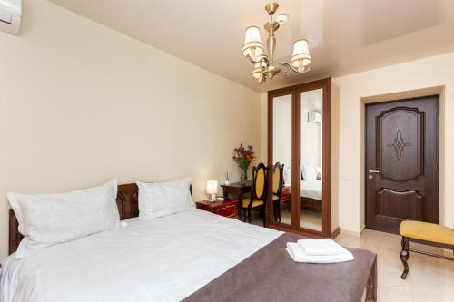 Avlabari Apartment | Elegant Three Bedroom Apartment in Old Tbilisi with Hot Tub