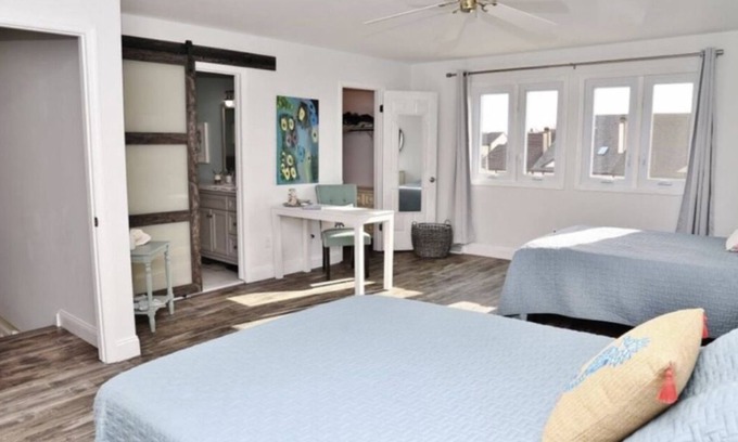 Southend House | Beach Block Retreat - Guest Rated 10/10 with Ocean Views