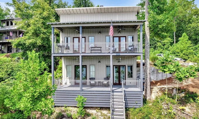 Crane Hill House | Ideal Lakefront Cottage: Sleeps 9, Family-Friendly Retreat