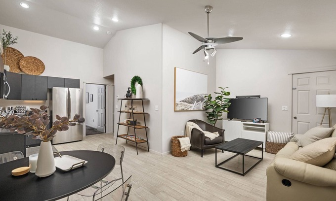 Mill Plain Condo | Ideal Getaway: Pet-Friendly Stay Near PDX & Vancouver