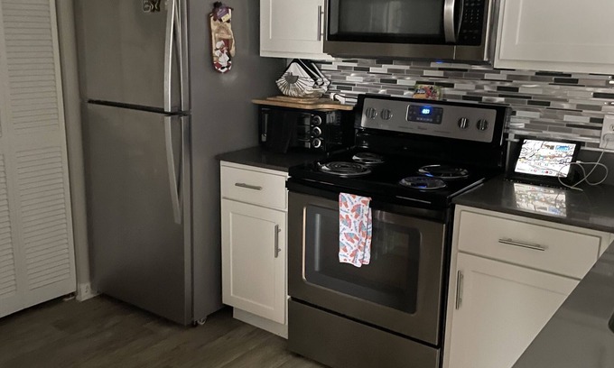 Delray Beach Apartment | Prime Location with Family-Friendly Amenities & Perks