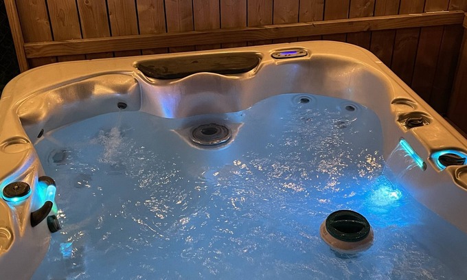 Mountain Iron Apartment | Stylish 1-Bedroom with Hot Tub Access & Breakfast Included
