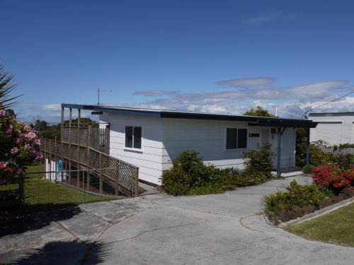 Bridport Apartment | Prime Location - Recently Renovated, Family-Friendly Stay