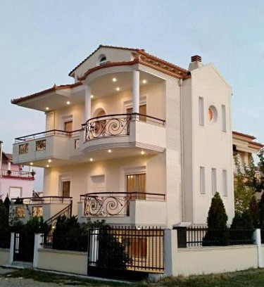 Asprovalta Villa | Prime Oceanfront Villa with Beach Access and Family Amenities