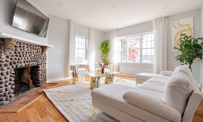 Southeast Yonkers House | Prime Luxury with Balcony Wood Fireplace