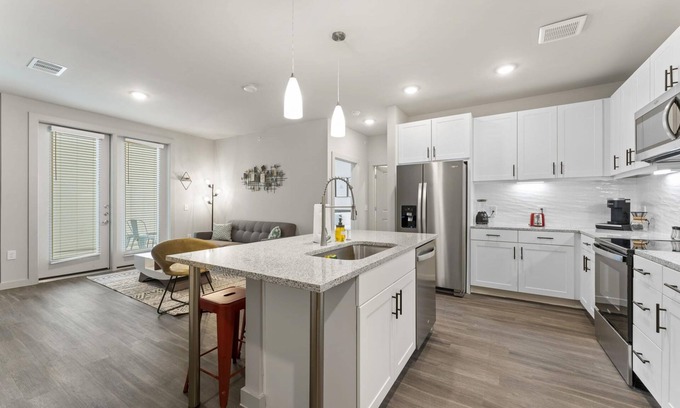 Windsor Park Apartment | Elegant 2BR King Suite Near DT Domain & UT Campus