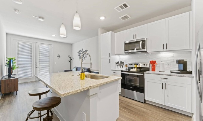 Windsor Park Apartment | Bright 1BR Suite Near DT, UT & Domain with Pool Access