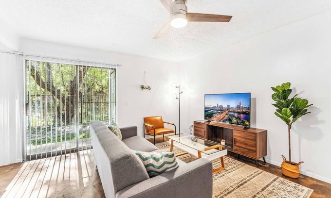 Windsor Park Apartment | Bright 1BR Suite with Gym Near Downtown and UT