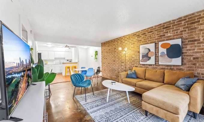 Zilker Apartment | Stylish SoLa 1BR King Suite with Convenient Parking