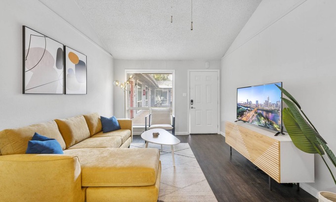 Zilker Apartment | Cozy Sola 1BR King Suite with Breakfast & Parking