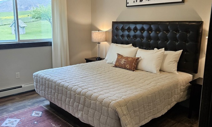 Gardiner Cabin | Ideal Getaway: Heated Pool & Parking Next to Gardiner Downtown