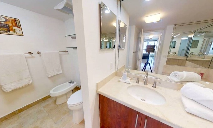 Edgewater Condo | Family-Friendly Waterfront Condo with Spa & Breakfast