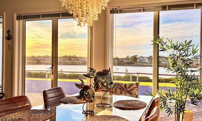 George Town House | Prime Waterfront House/Breathtaking Water Views 5 min to Low Head Fairy Penguins