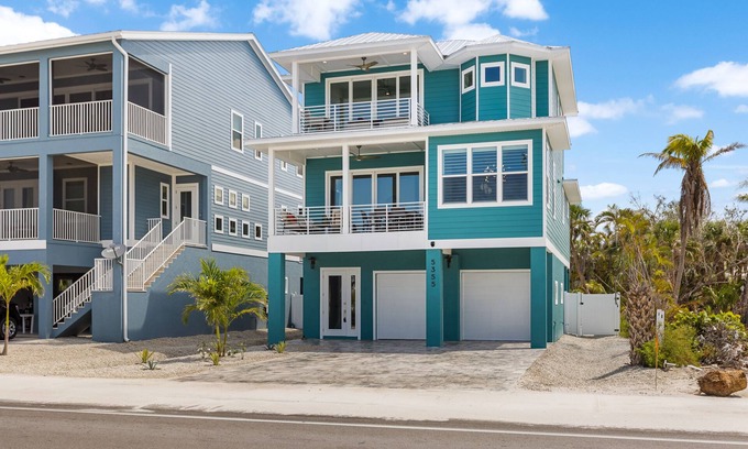 Mid Island House | Beach House with Full Gulf View - Steps from the Ocean