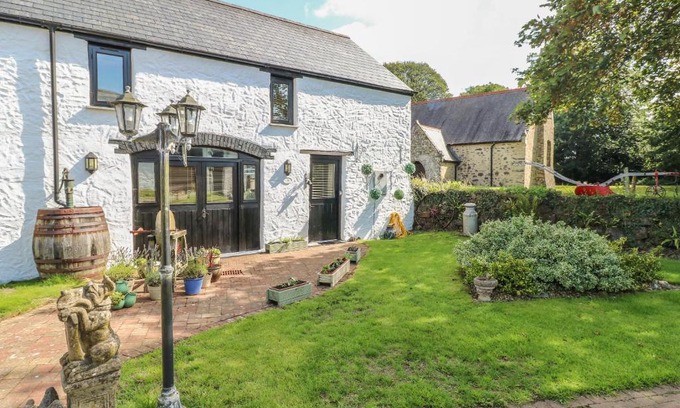 Milford Haven House | Inviting Primose Cottage: 4-Star Pet-Friendly Retreat