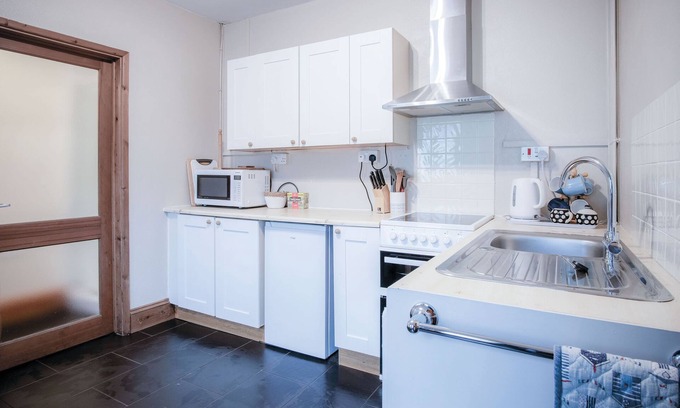 Tavernspite Cottage | Pet-Friendly Primrose Cottage with Kitchen & Breakfast