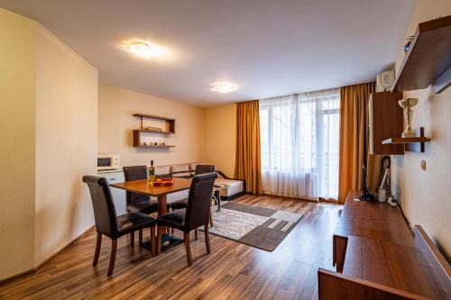 Golden Sands Apartment | Primrose Apartment with Free Parking