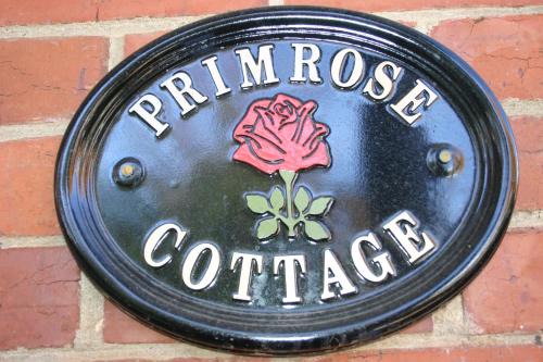 Albury House | Welcoming Primrose Cottage: Pet & Child-Friendly Retreat