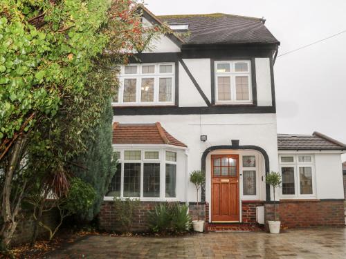 Worthing House | Discover Primrose Place: Pet-Friendly Retreat with Pool