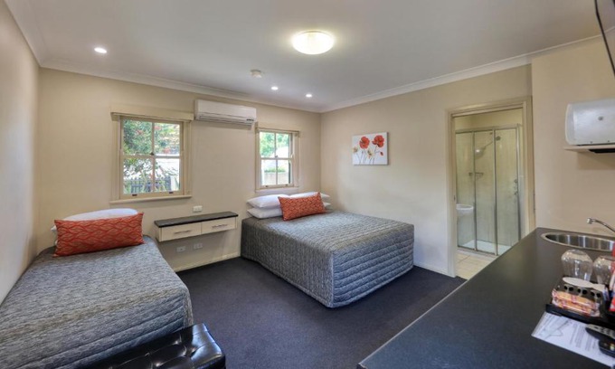 Gulgong Hotel | Discover the Prince Of Wales Hotel Gulgong with Great Amenities