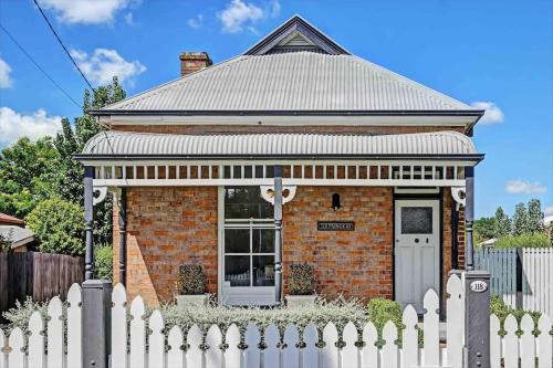 Orange House | Charming Prince Street Cottage: 1890’s Edwardian Retreat