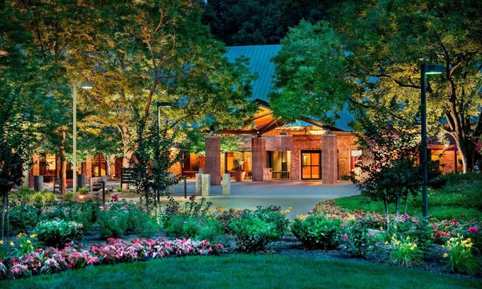 Princeton Hotel | Relaxing Escape at Princeton Marriott with Spa & Pool Access
