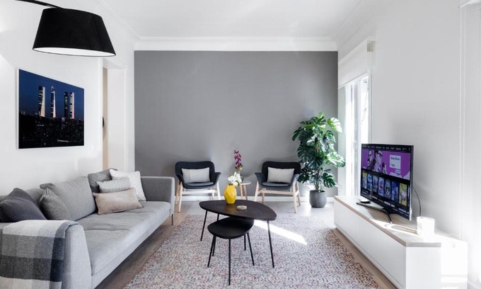 Castellana Apartment | Convenient Principe de Vergara Apartment II for Families