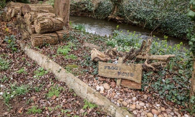 Carlton in Lindrick Cottage | Family-Friendly Stay at Pringles Orchard with Breakfast & Kitchen
