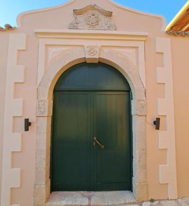 Aleimmatades House | Experience Prinilas Manor: Family-Friendly Dining Awaits