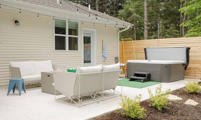 Ellison Bay House | Prinsen Retreat: Hot Tub & Steps to Downtown EB