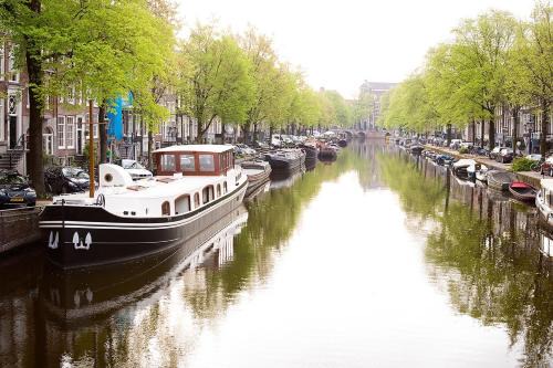 Grachtengordel-Zuid Apartment | Experience Comfort at Prinsenboot with Family-Friendly Amenities