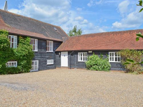 Leigh House | Discover Priory Barn: Pet-Friendly Haven with Top Reviews