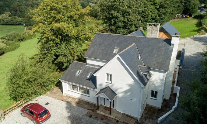 Barnstaple House | Discover Priory House: Family-Friendly Hotel with Pool