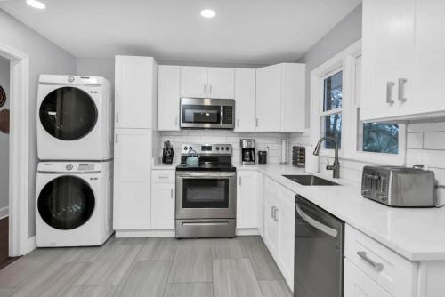 Columbia House | Central 3BR Retreat - Pet Friendly & Ideal Location