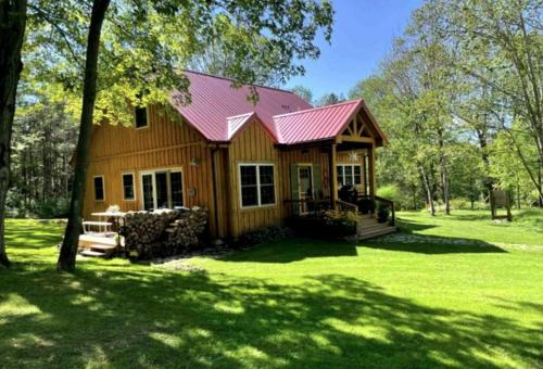 Naples House | Pristine and Cozy Cabin Rental Overlooking Pond near Rochester, New York