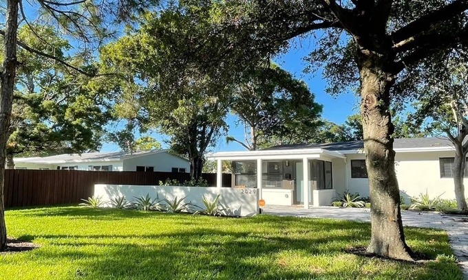 Coral Shores House | Renovated Beach Home with Ocean View & Pool - 10/10 Rating