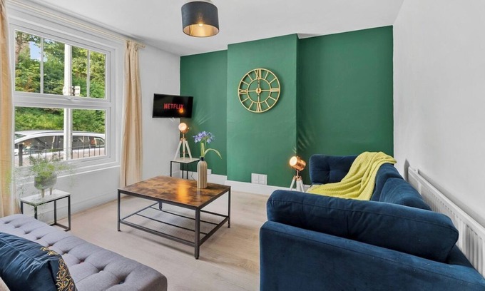 Ipswich House | Pristine House - Sleeps 10 - Amazing Location