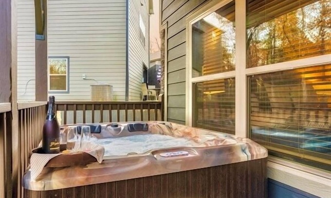 Sevierville Cabin | Top-Rated Cabin with Pool, Arcade & Hot Tub Near Dollywood