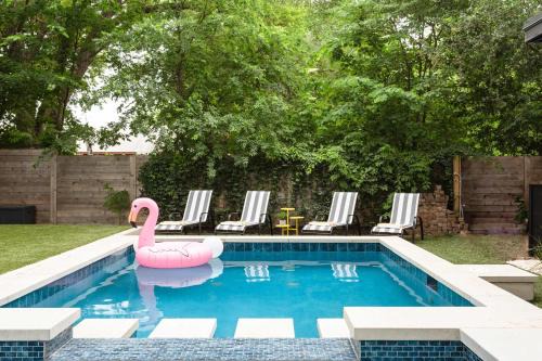 East Cesar Chavez House | Inviting Pool Palace: 6BR near Rainey St, Pet-Friendly Stay