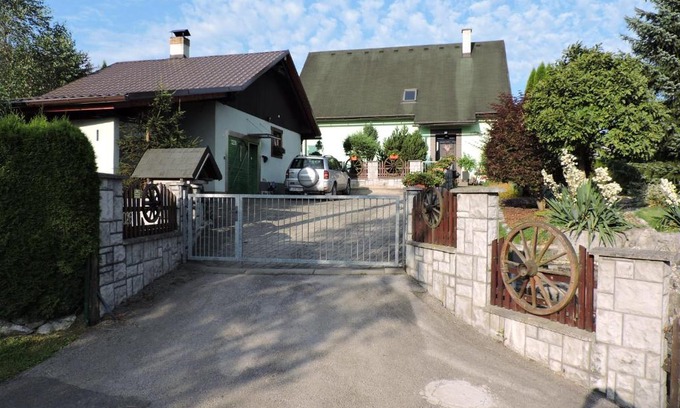 Cadca Villa | Explore privát Majka: Top-Rated with Hot Tub & Kitchen