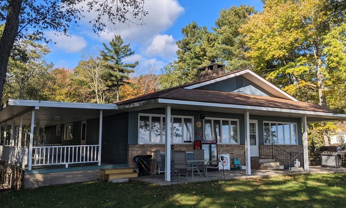 Oscoda House | Guest Rated 9.8: Beach Cottage Retreat on Lake Huron