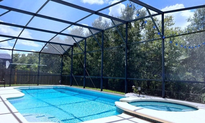 Crescent Lakes House | Relaxing 4 Bed Home with Private Pool and Spa Retreat