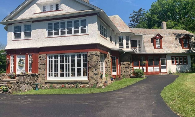 Waverly House | Discover Privacy and Comfort at Waverly Mansion