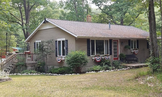 Mayfield Apartment | Discover Privacy in the Woods with Pool and Spa Amenities