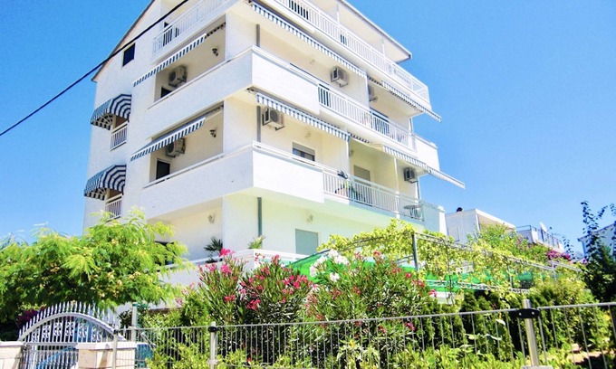 Kastela Apartment | Seaside Retreat: Pet-Friendly Suite with Ocean View